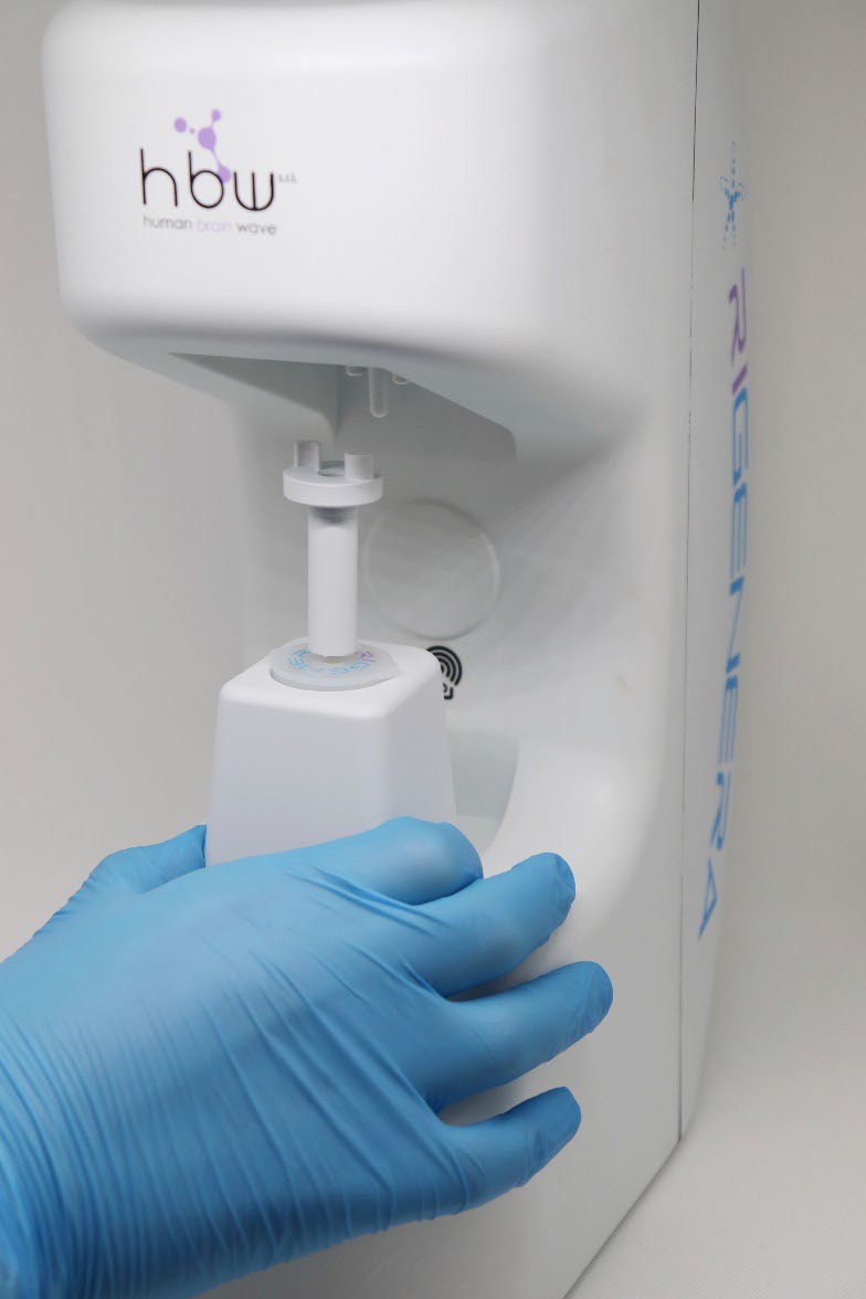 Regenera Activa device mechanically processing tissue samples