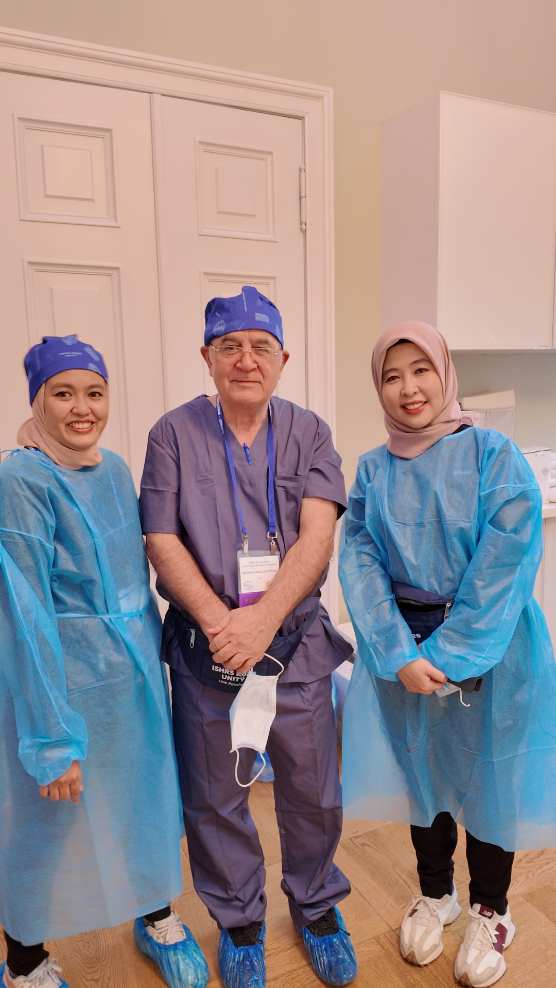Dr Deena and Dr Aisa with an internationally renowned hair restoration surgeon