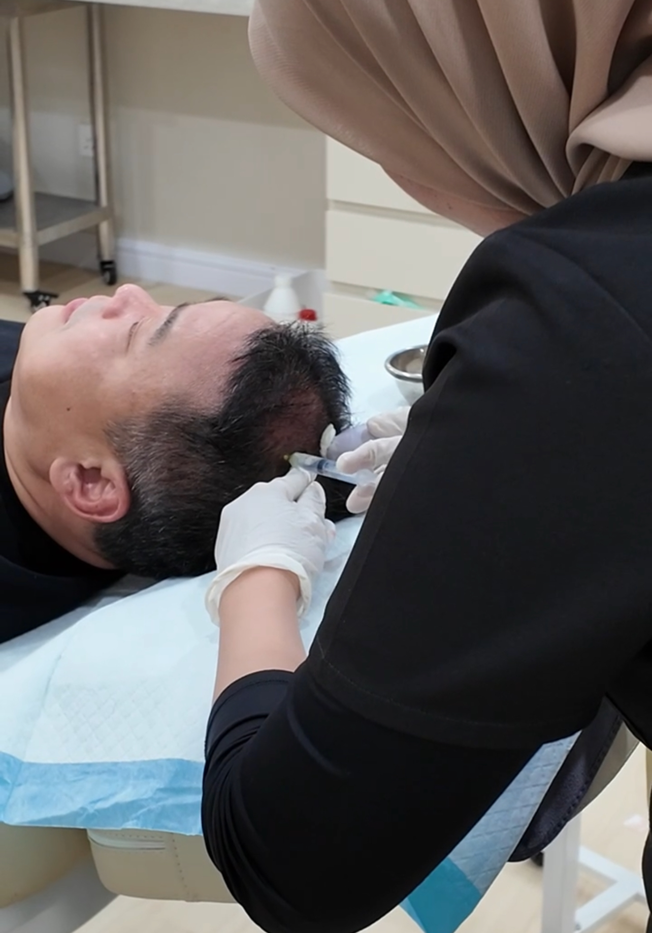 Doctor delivering a scalp injection at Thrive Hair Clinic