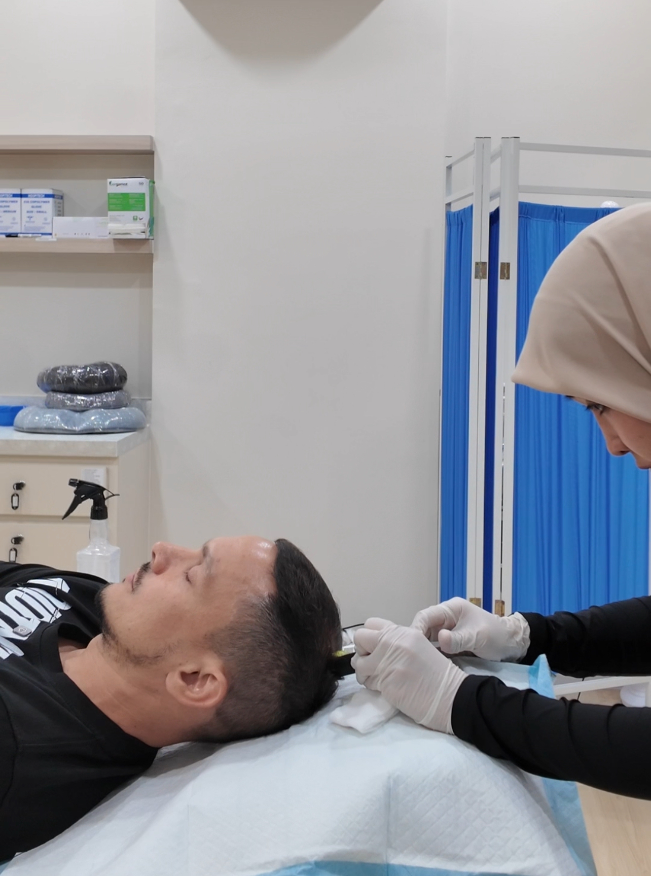 Thrive doctor preparing a patient's scalp for regenerative treatment
