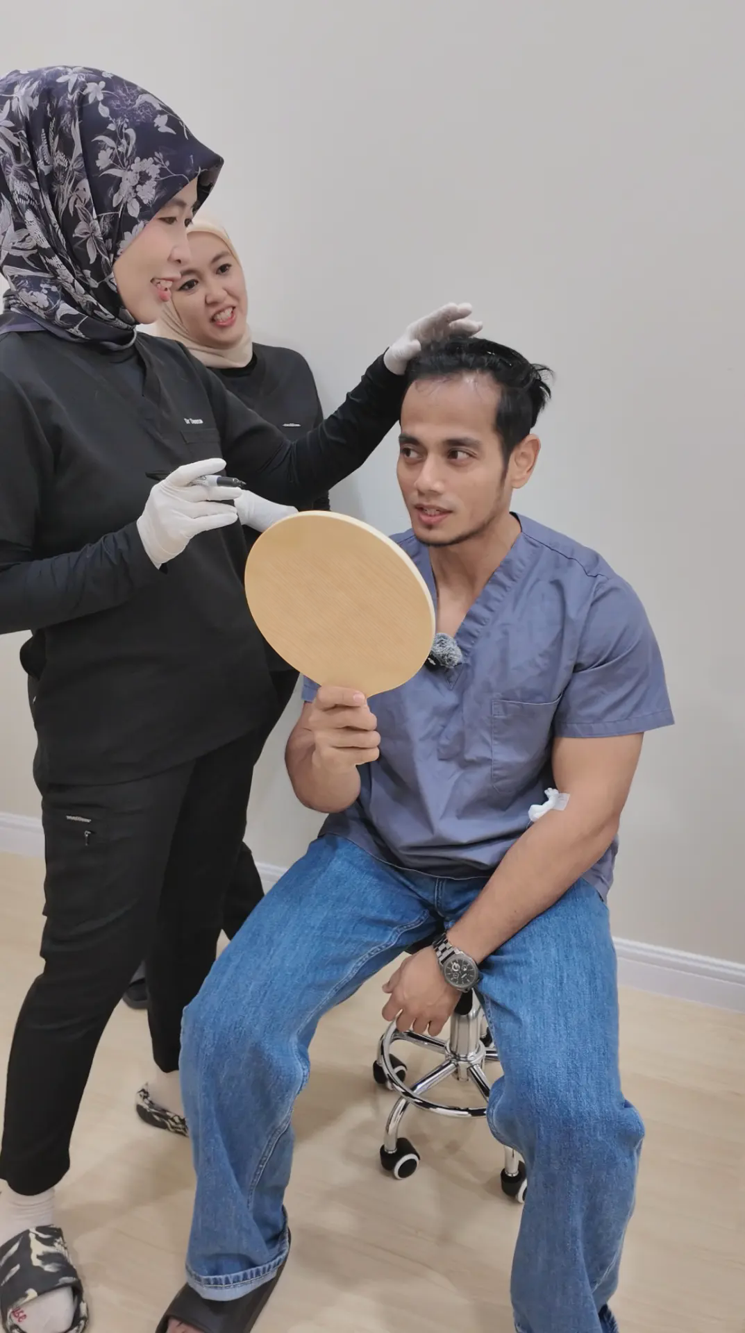 Patient reviewing his new hairline with the Thrive doctors at follow-up